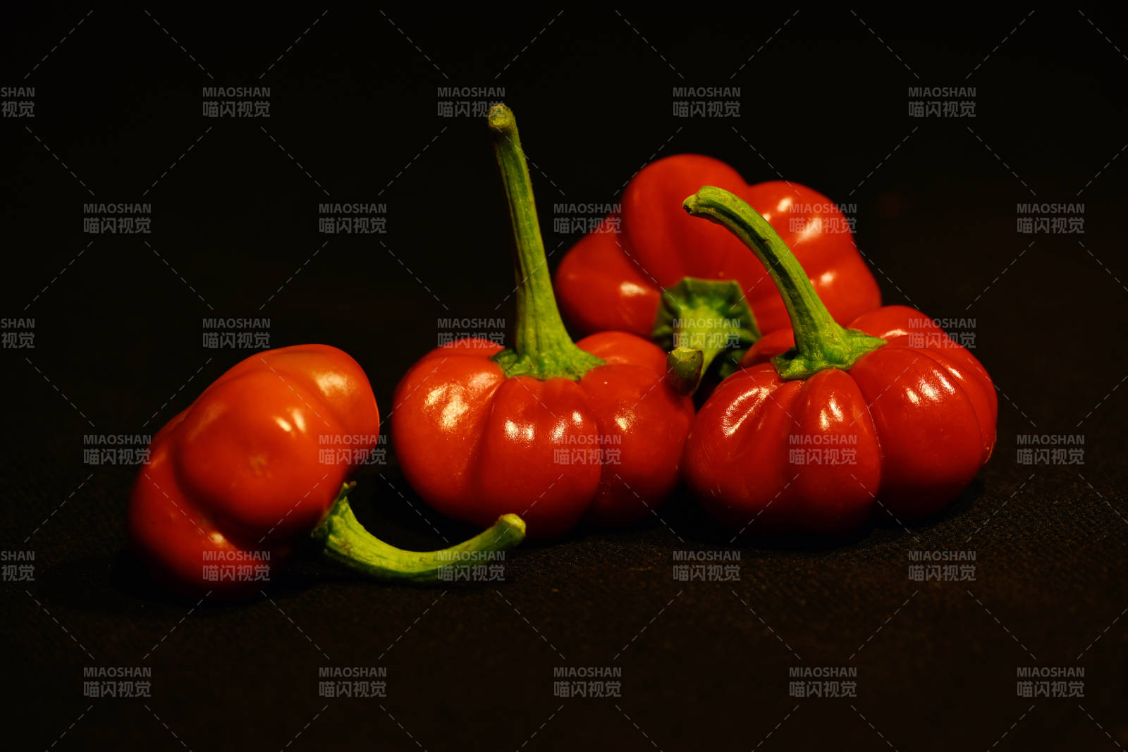 鲜红辣椒 黑暗中的亮点图片