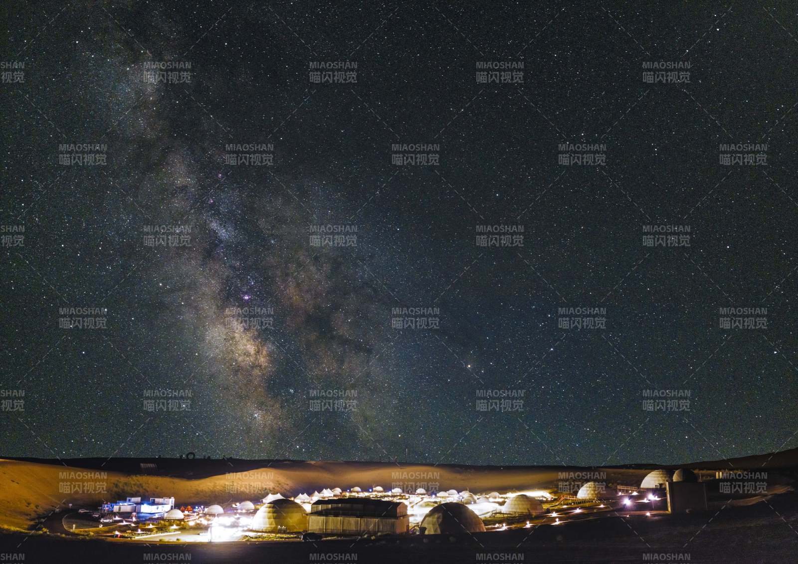 星空下的沙漠营地夜景图片