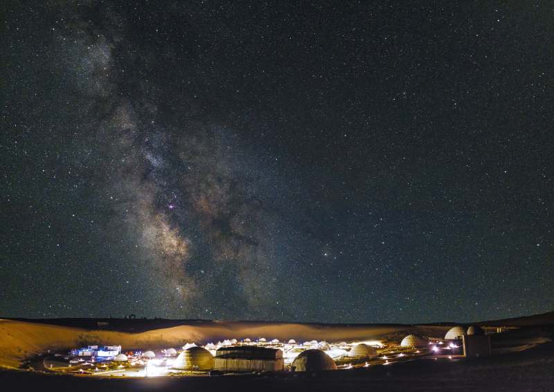 星空下的沙漠营地夜景图片