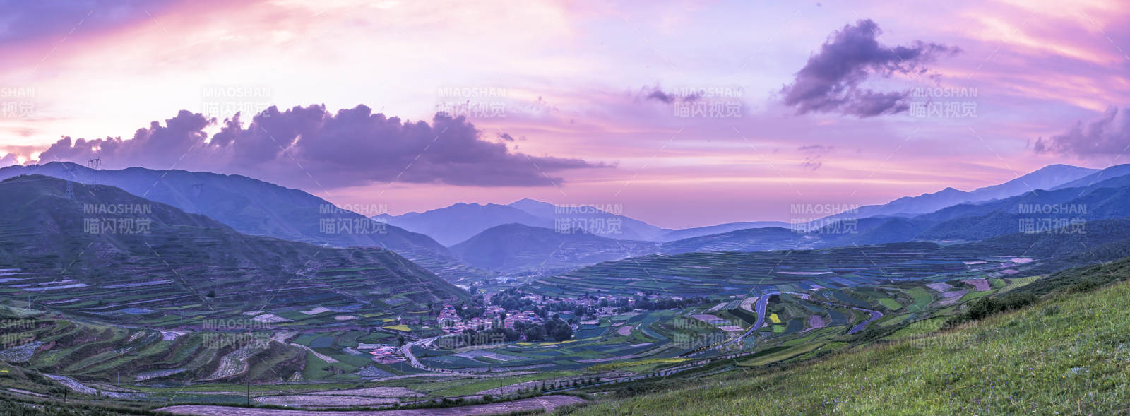 山间梯田 夕阳映彩图片