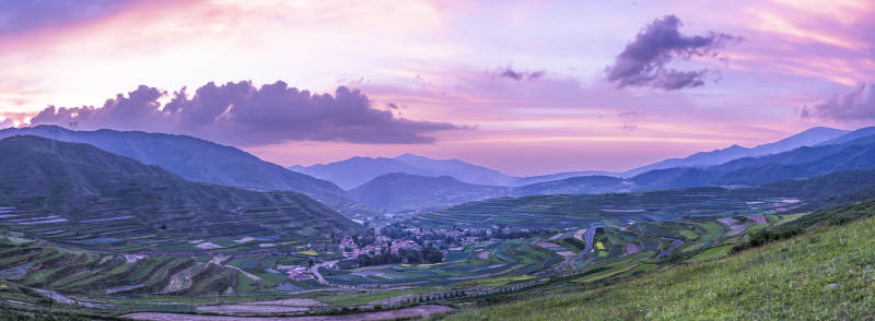 山间梯田 夕阳映彩图片