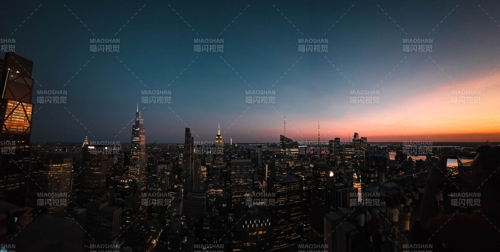 夜幕下的曼哈顿，摄于洛克菲勒楼顶图片