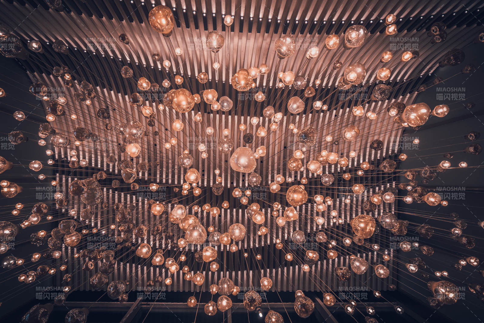 光影交错的梦幻空间图片