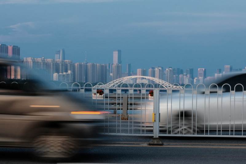 城市黄昏 车流穿梭图片