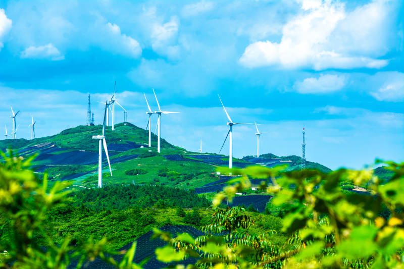 齐岳山 风车山景 蓝天绿意图片