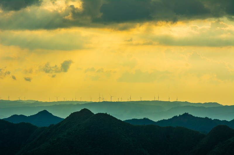 齐岳山 山峦叠翠 云海金辉图片
