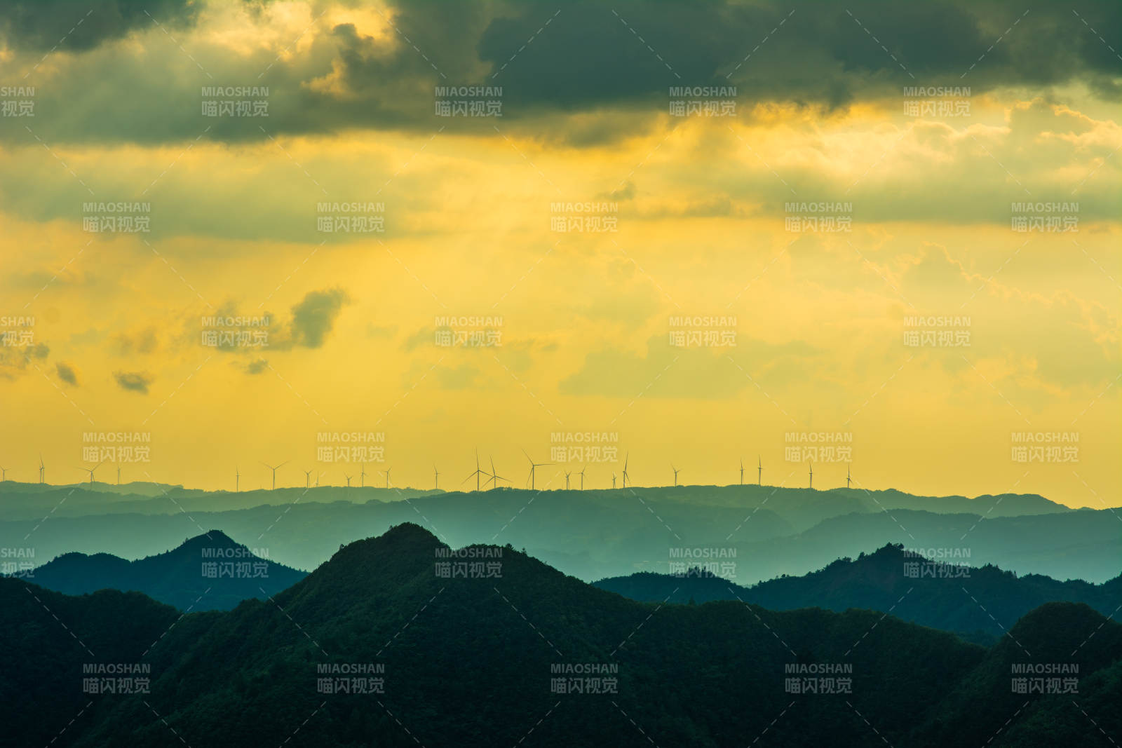 齐岳山 山峦叠翠 云海金辉图片