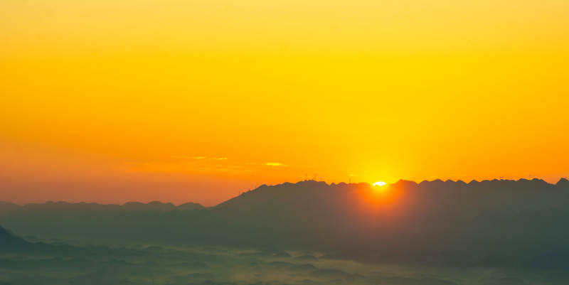 齐岳山 山间日出 云海霞光图片
