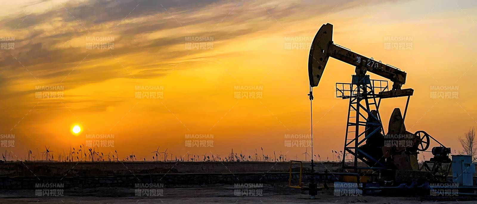 夕阳下的油井剪影图片