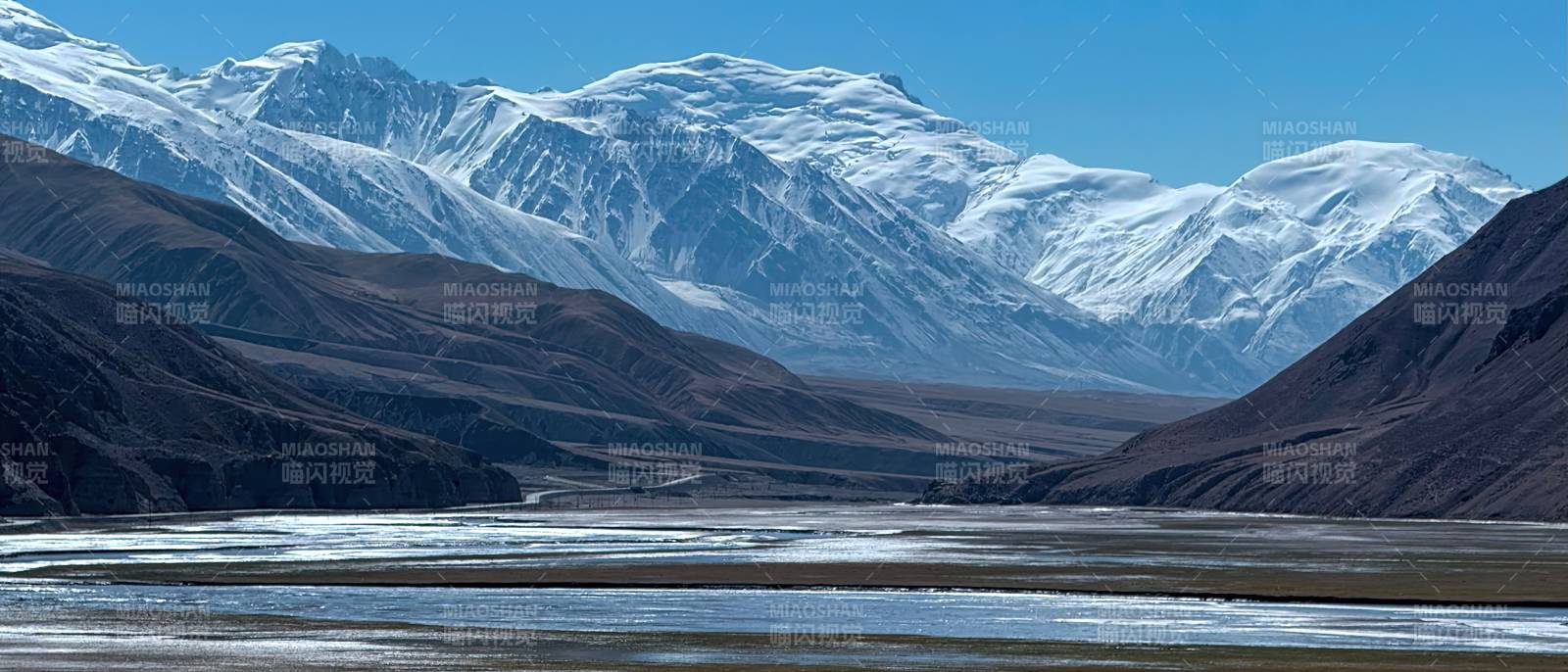雪山峡谷河流图片