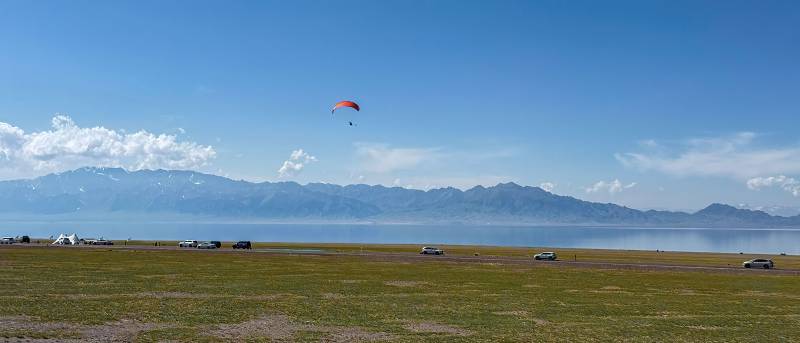 赛里木湖滑翔伞图片