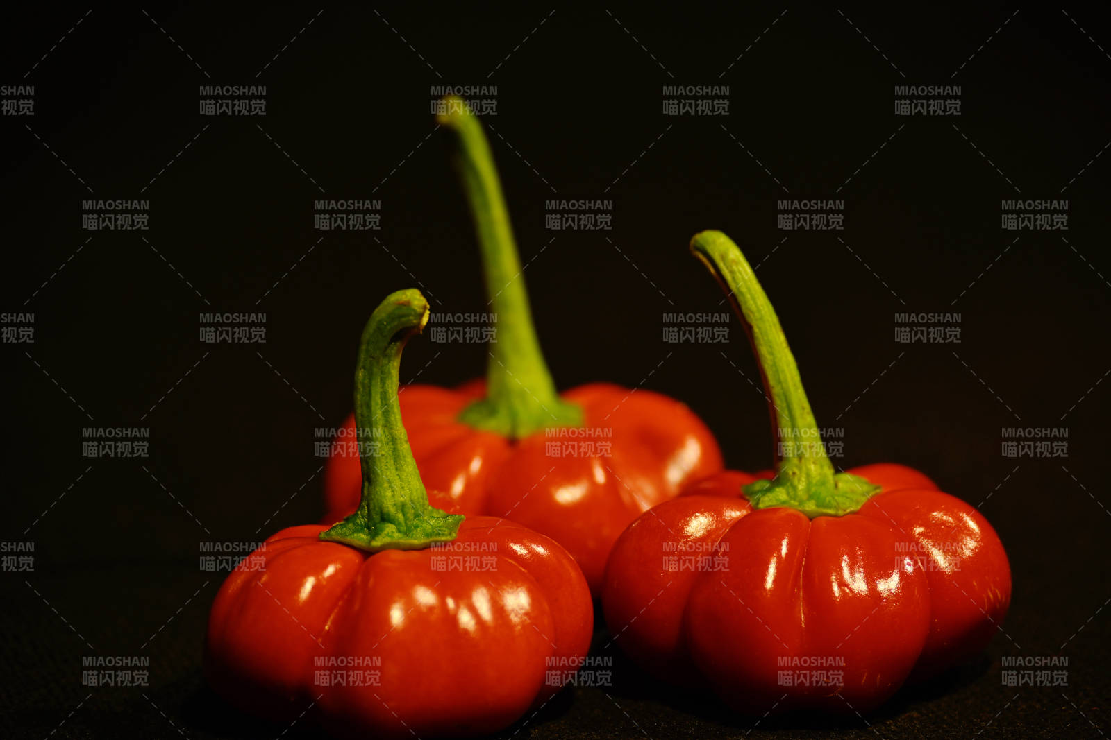 三颗红辣椒的静物图图片