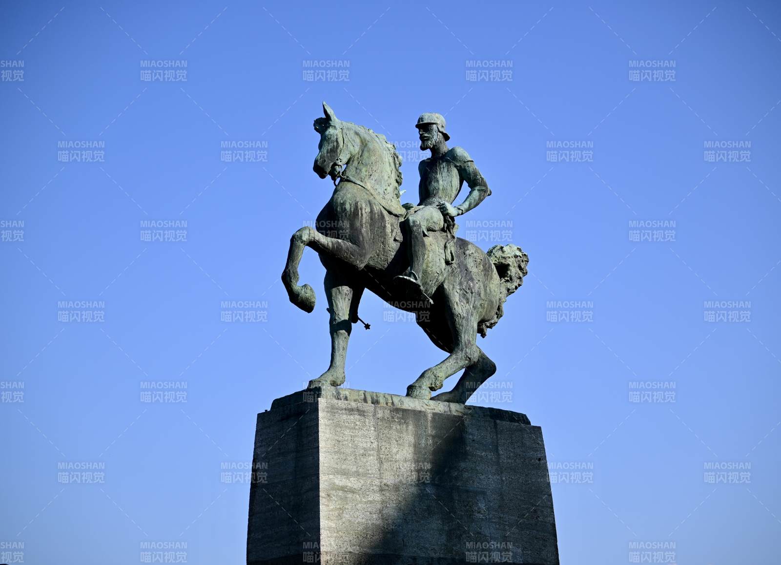 苏黎世骑马雕像蓝天背景图片