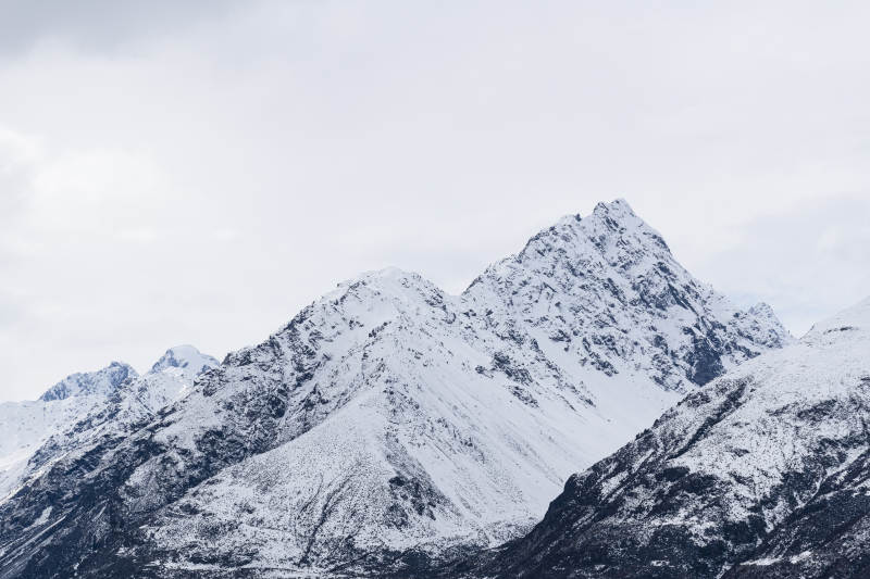 雪山之巅 云雾缭绕图片