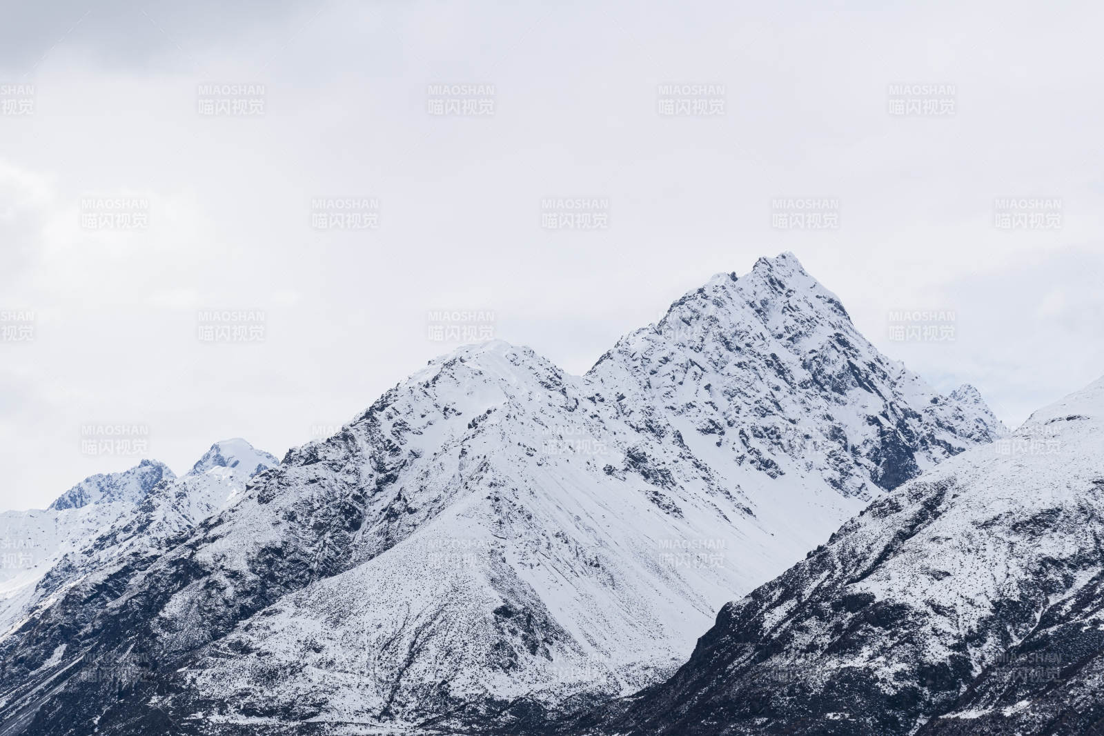 雪山之巅 云雾缭绕图片