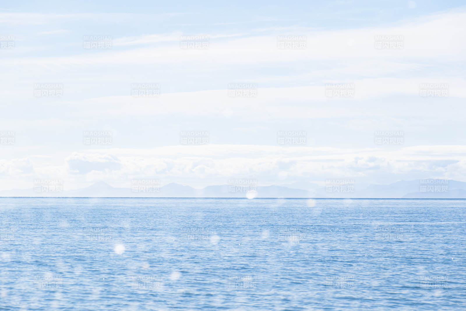 宁静海面 蓝天白云图片