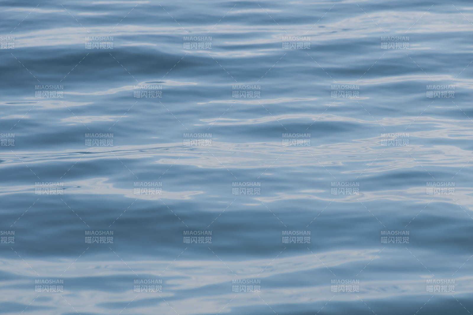 平静的水面波纹图片