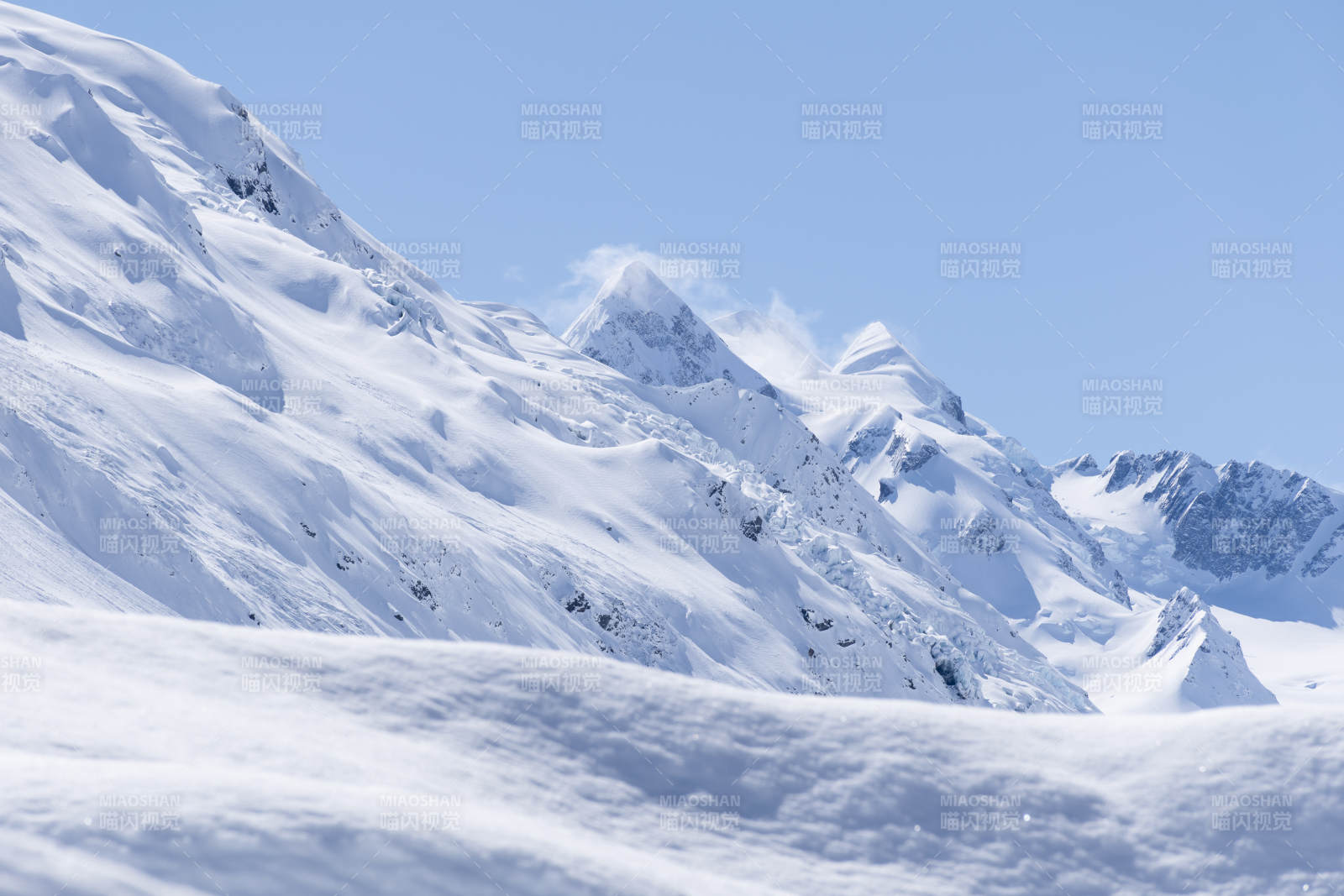 雪山连绵 晴空万里图片