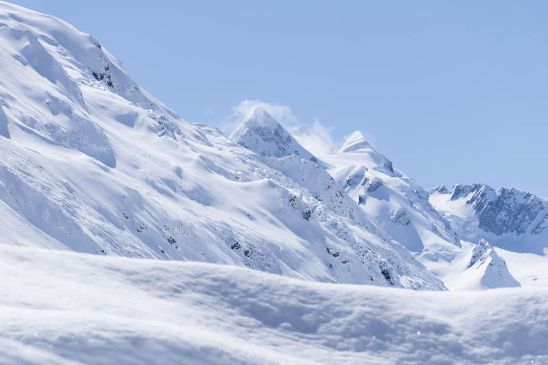 雪山连绵 晴空万里图片