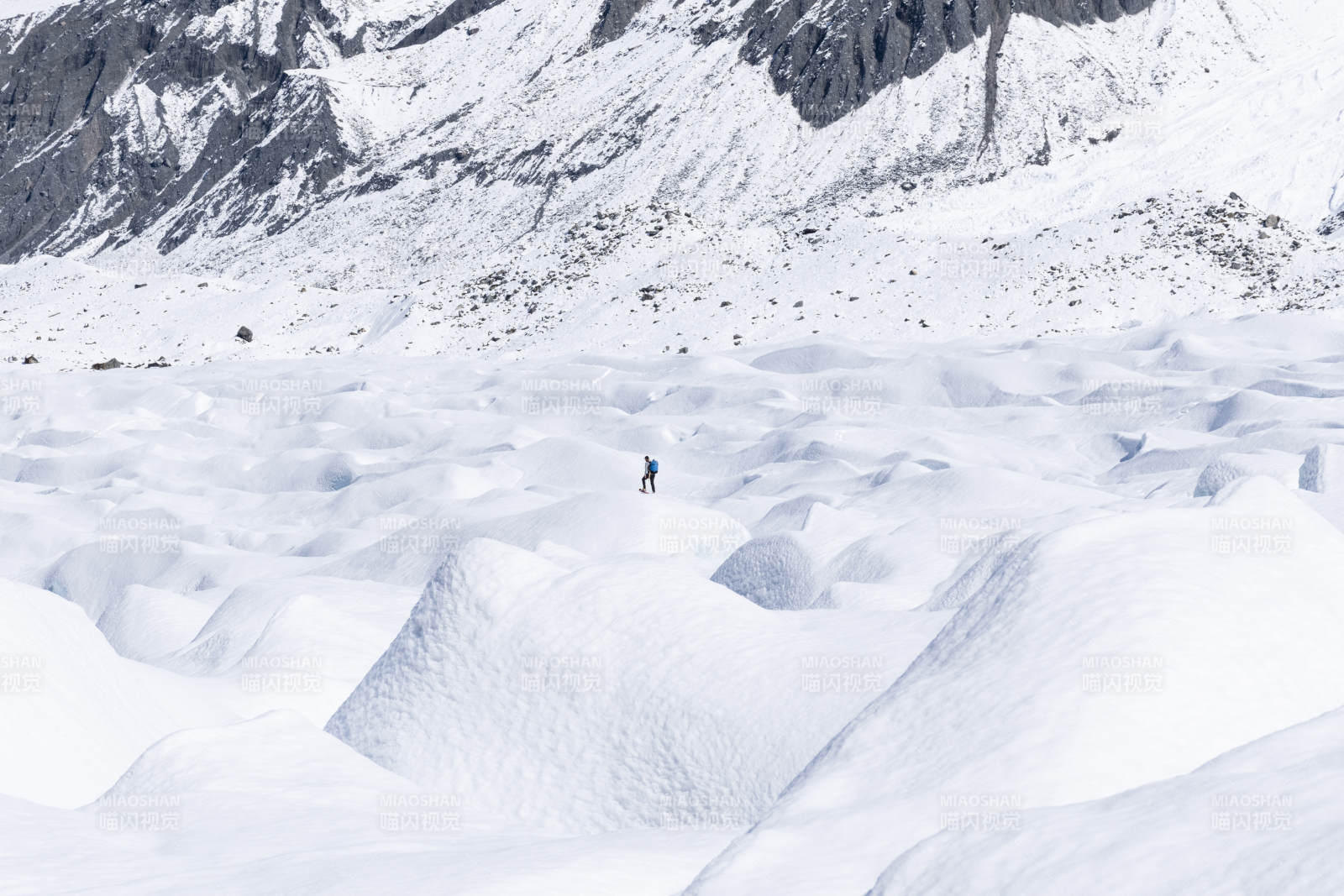 雪山探险者图片