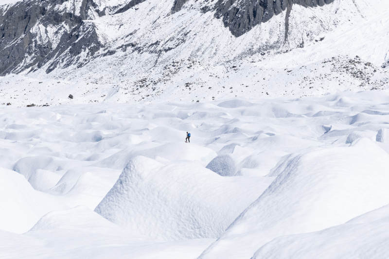 雪山探险者图片