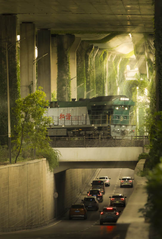 南京双桥门立交下的和谐列车图片