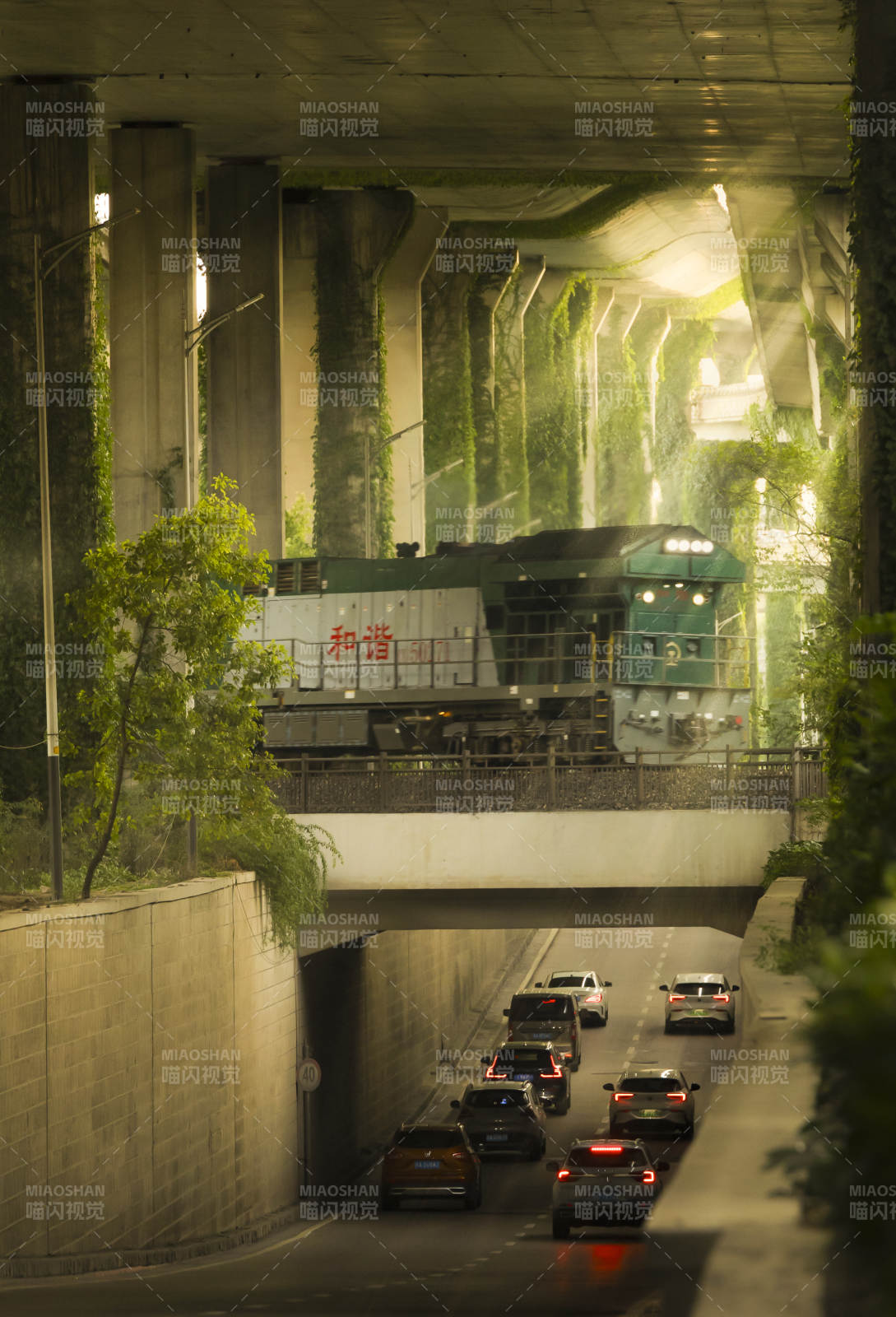 南京双桥门立交下的和谐列车图片