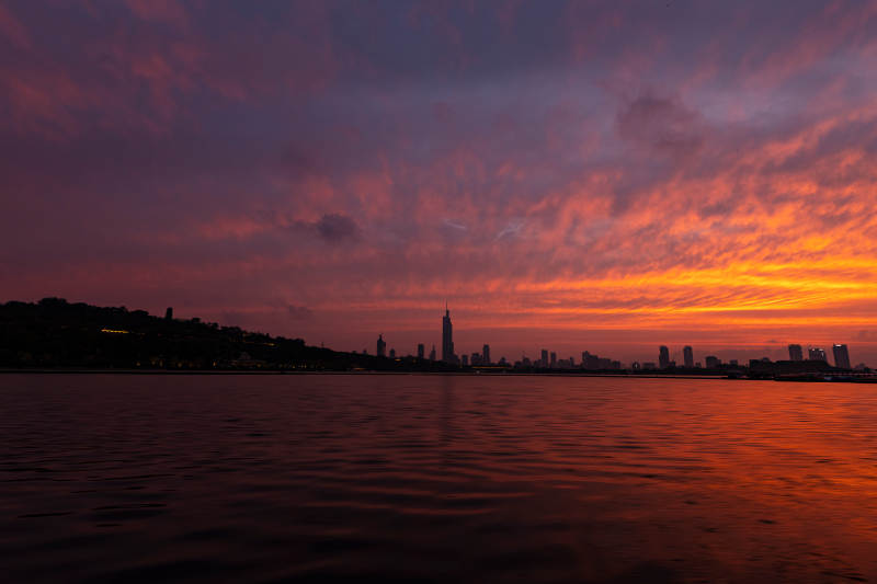 南京夕阳映照剪影图片