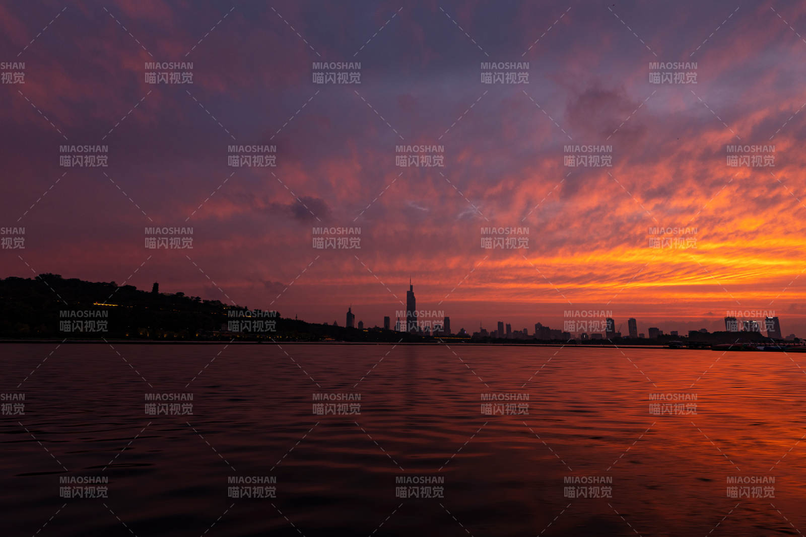 南京夕阳映照剪影图片