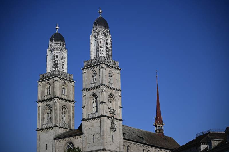 苏黎世大教堂蓝天映衬图片