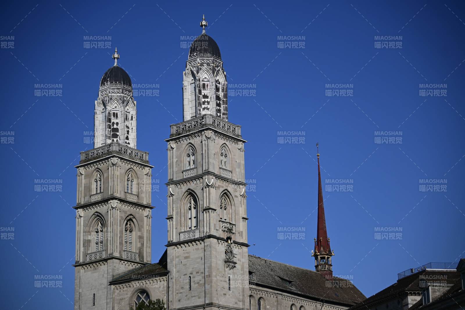 苏黎世大教堂蓝天映衬图片