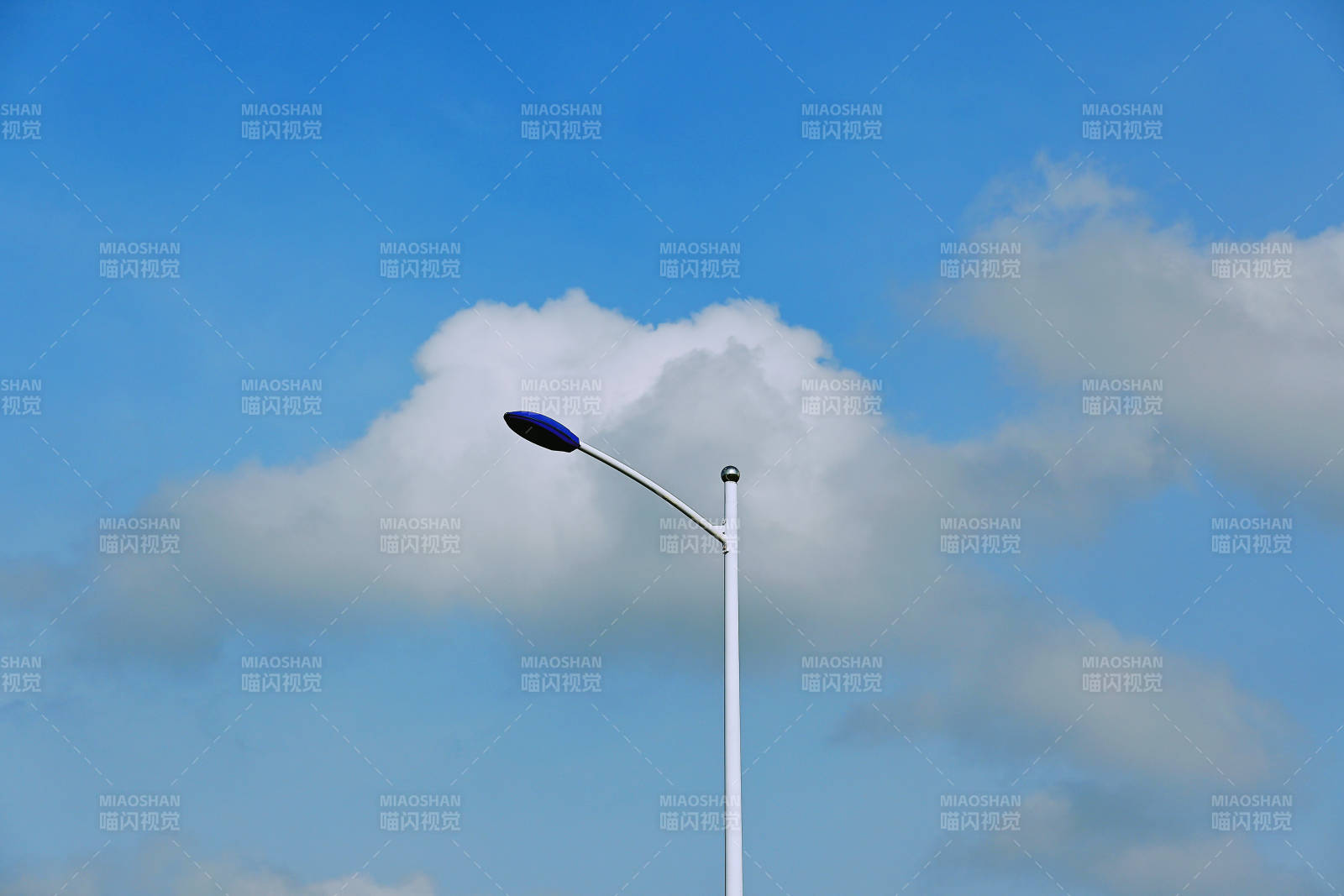 蓝天白云下的路灯图片