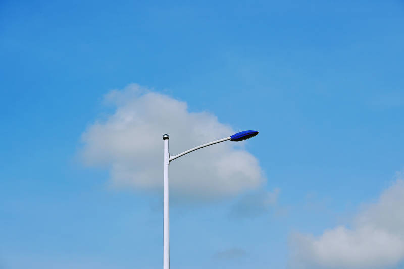 蓝天白云下的路灯图片