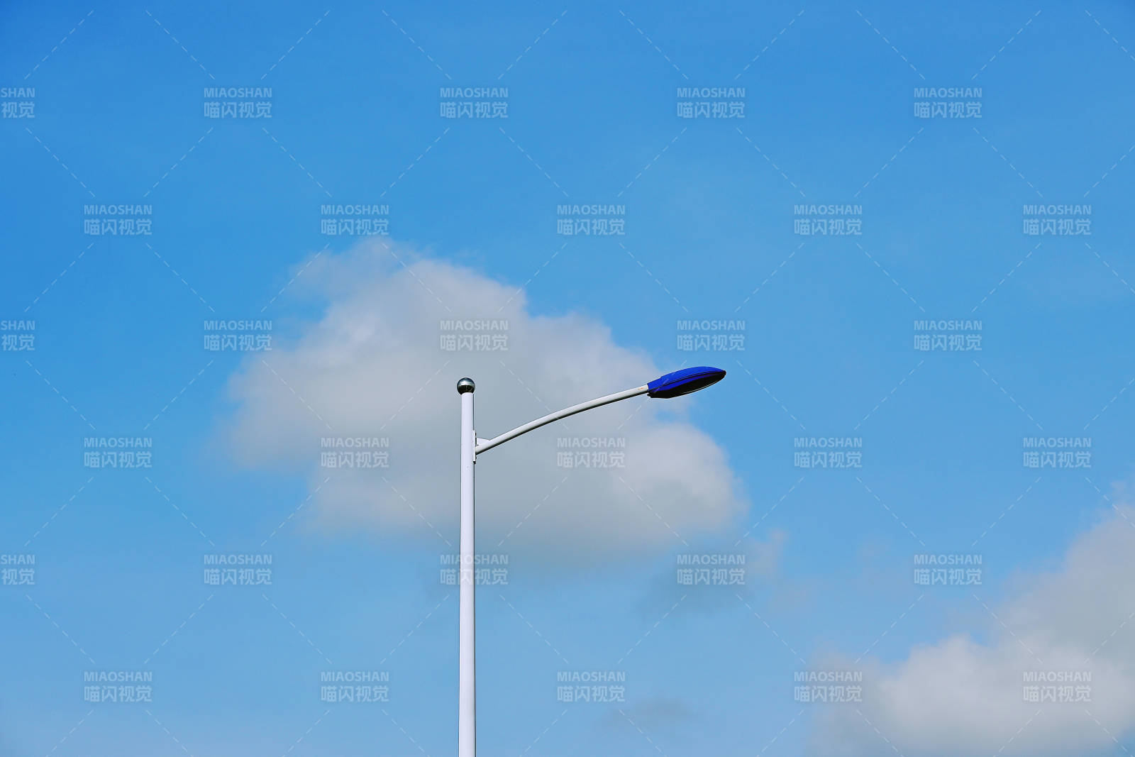 蓝天白云下的路灯图片