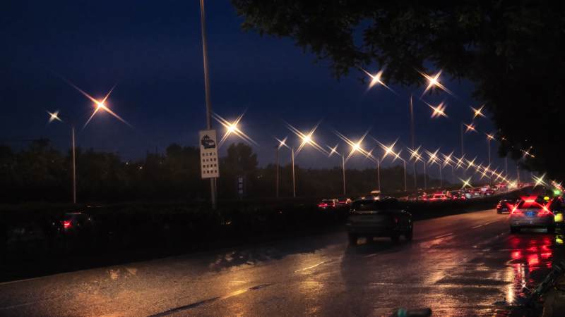 夜雨中的城市街道灯火辉煌图片