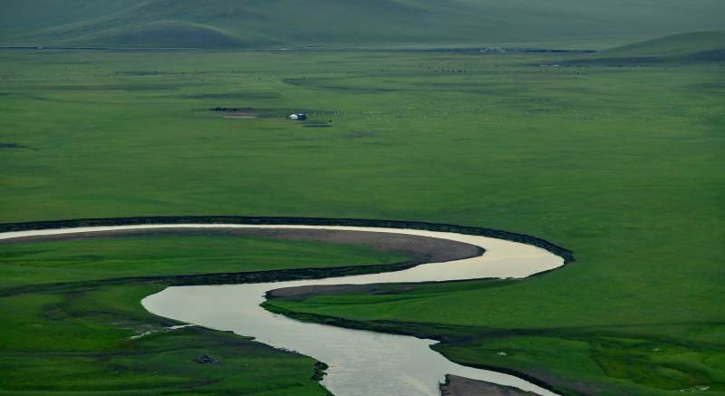 草原上的蜿蜒河流图片