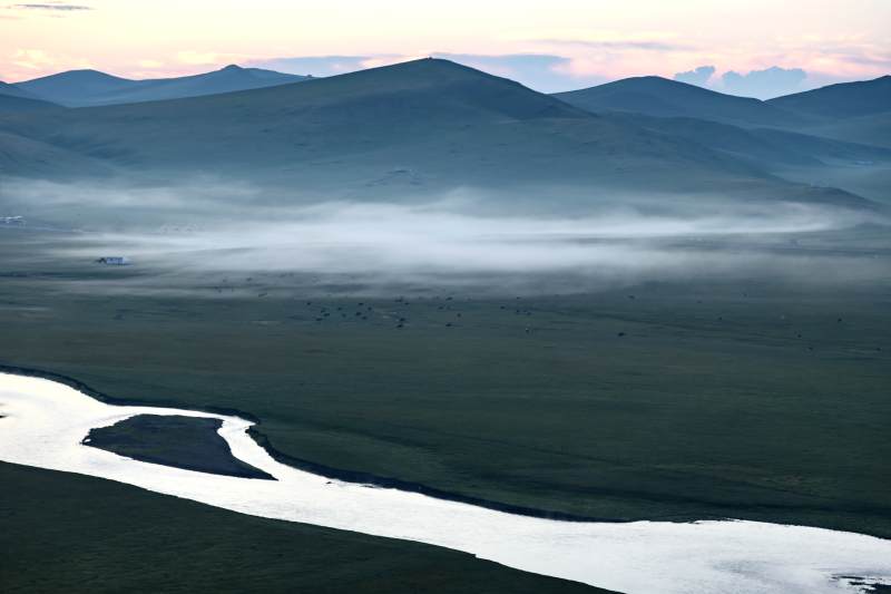 草原晨雾 河流蜿蜒图片