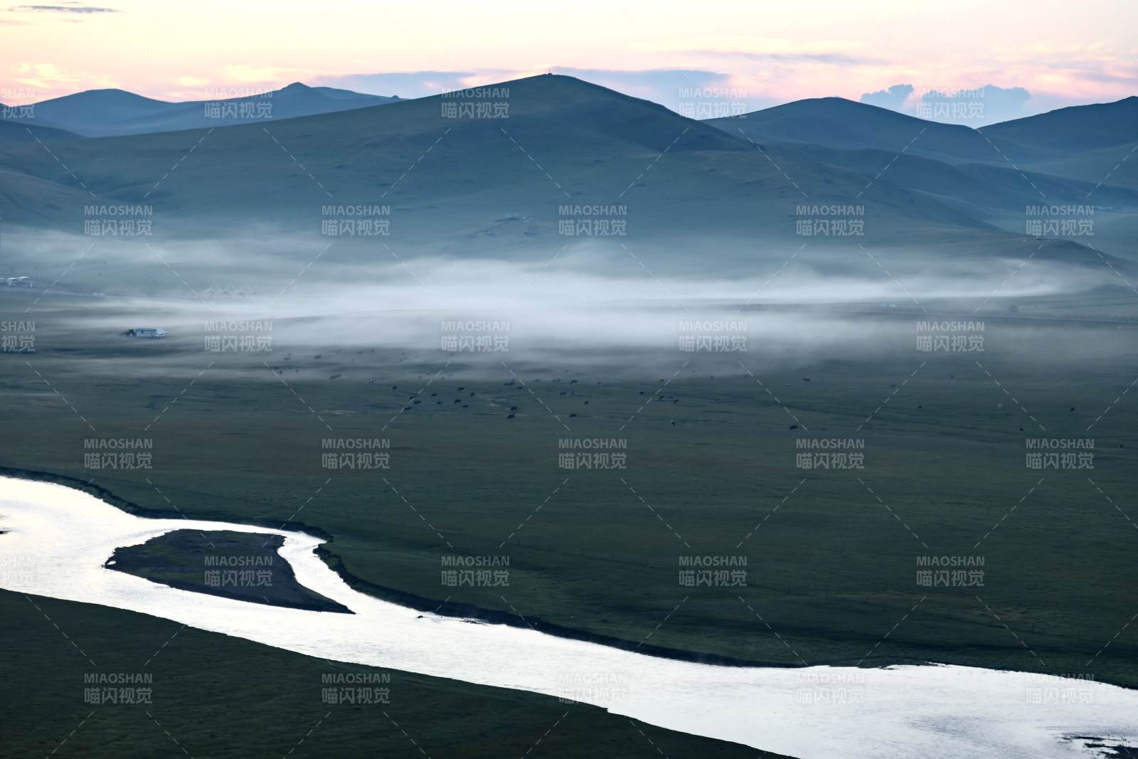 草原晨雾 河流蜿蜒图片