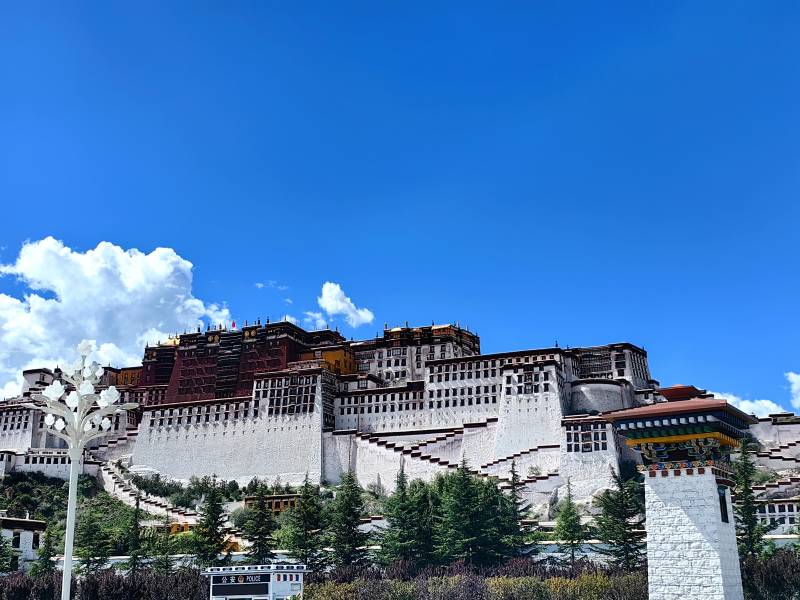 布达拉宫蓝天白云映衬图片