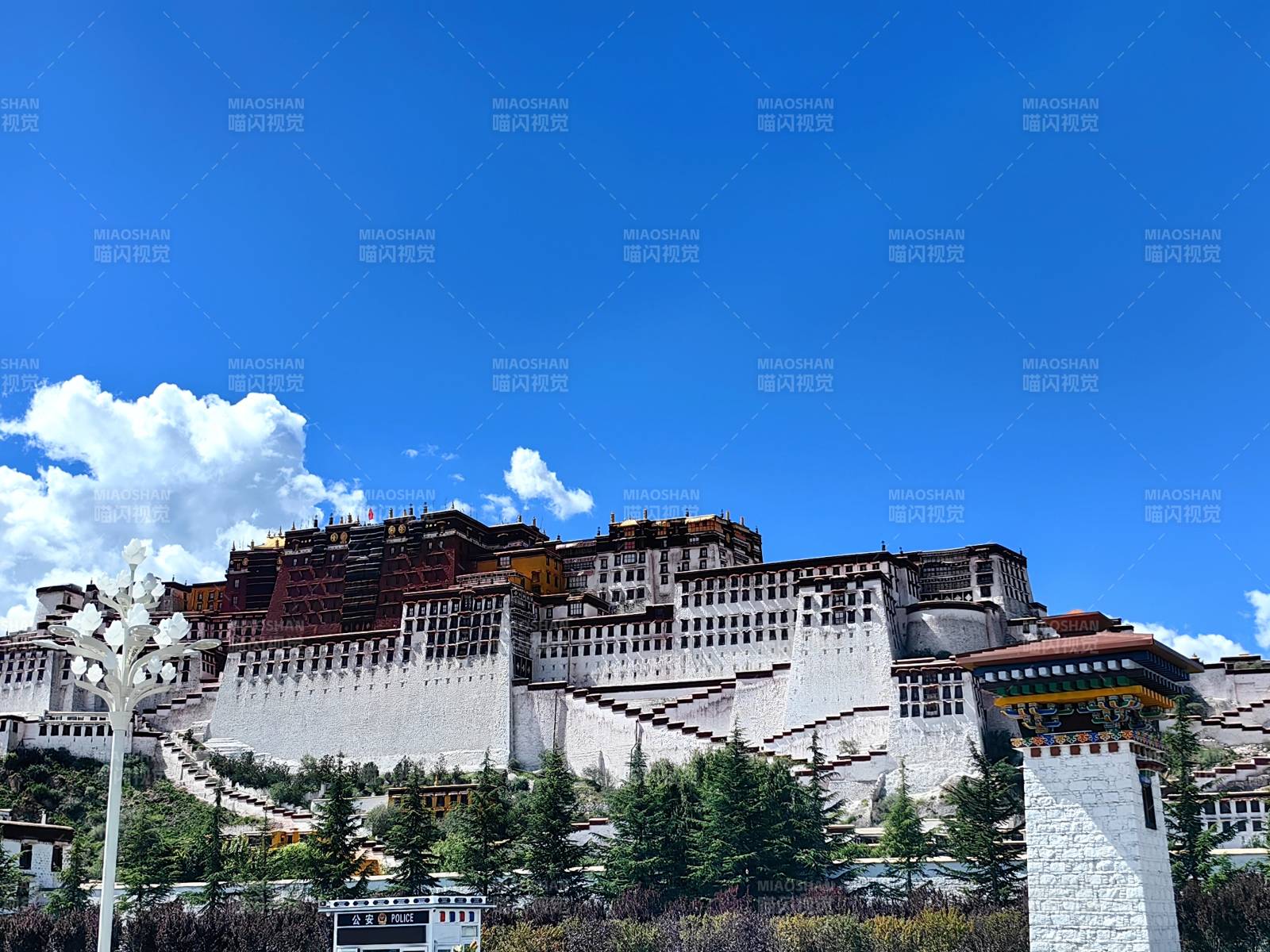 布达拉宫蓝天白云映衬图片