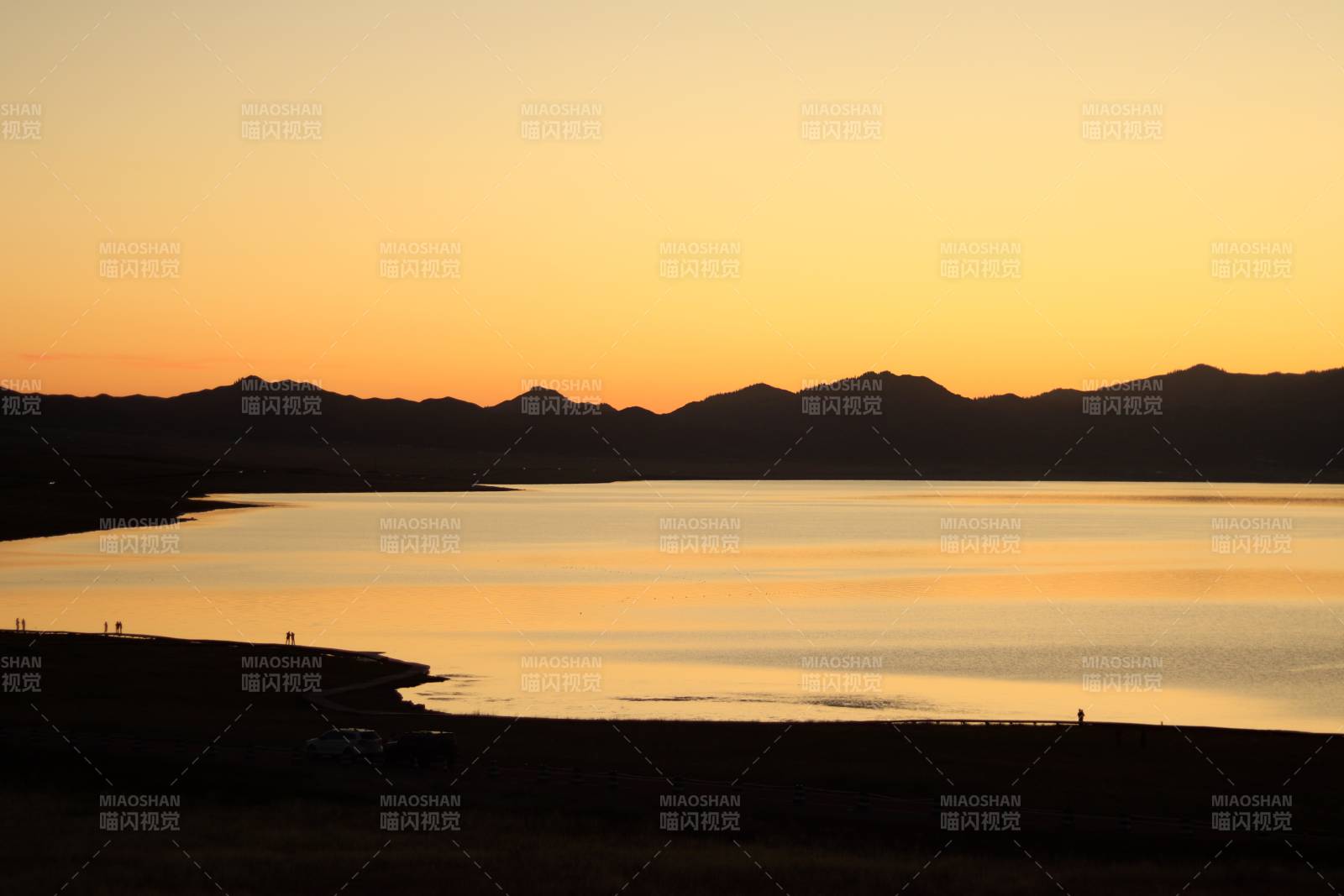赛里木湖日出 静谧图片