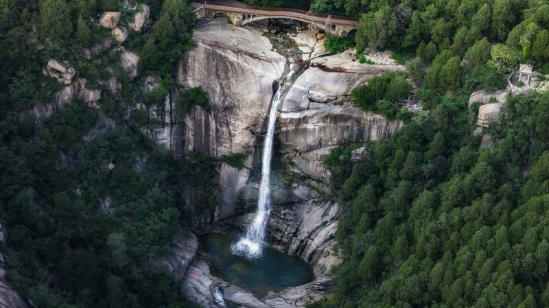 山间瀑布 绿树环绕 泰山黑龙潭瀑布图片