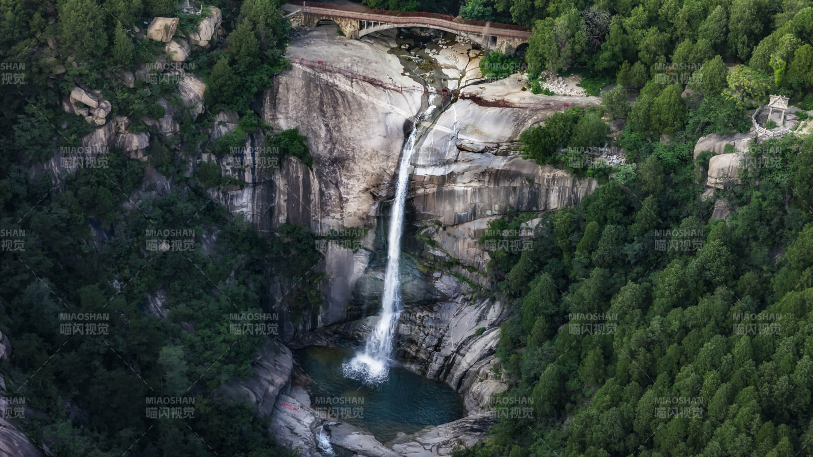 山间瀑布 绿树环绕 泰山黑龙潭瀑布图片