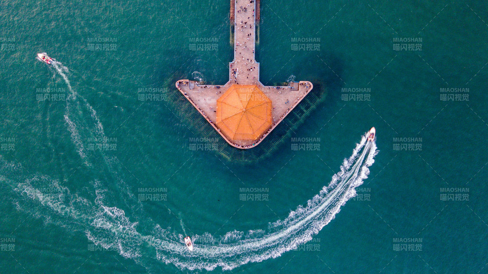 海上码头与快艇轨迹 山东青岛图片