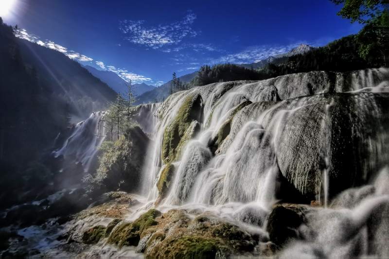 山间瀑布 阳光洒落--九寨沟图片