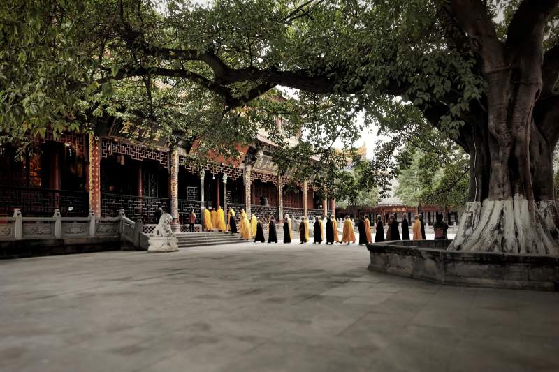 古寺僧侣列队行进图图片