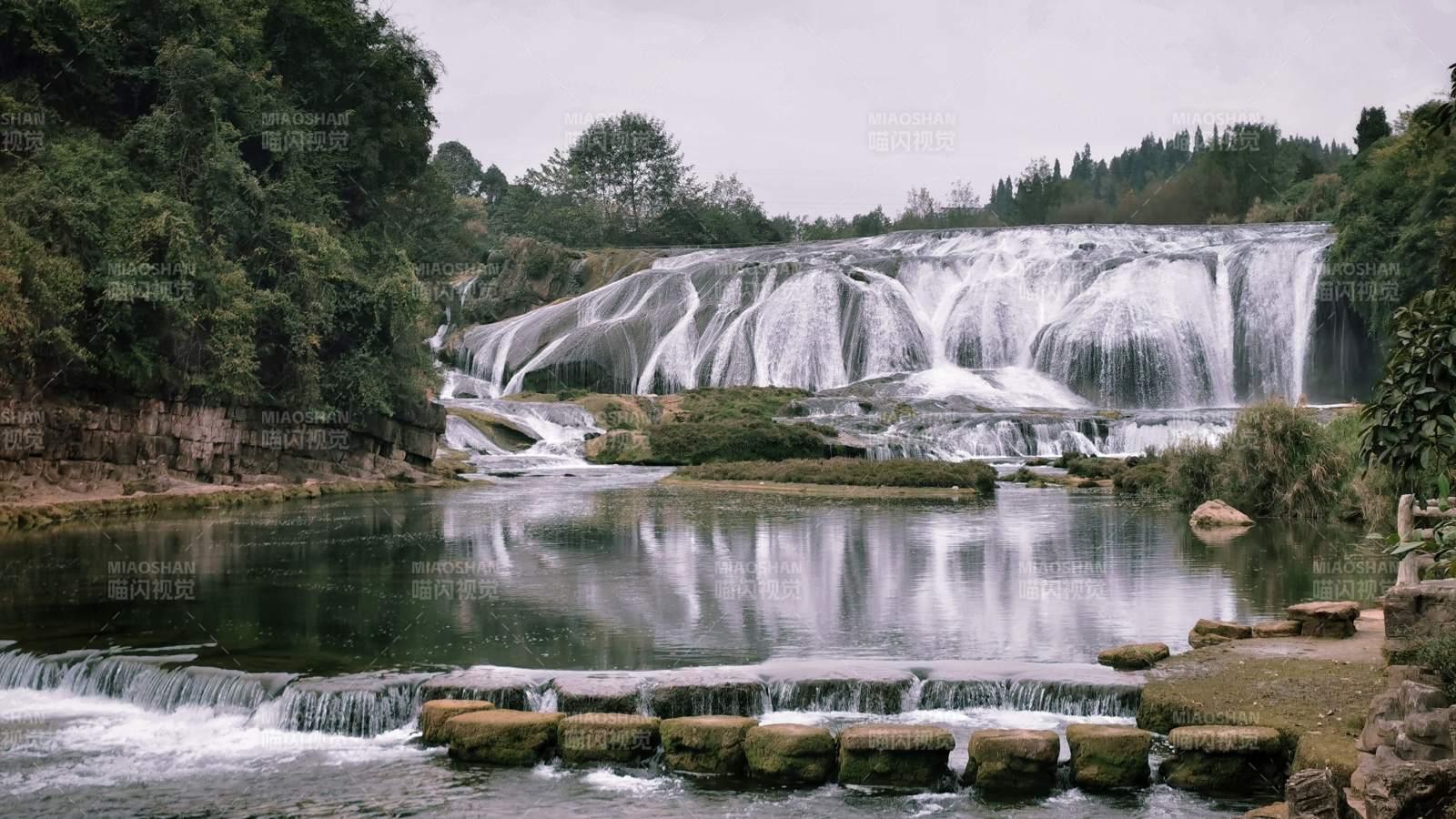 瀑布映水 绿树环绕--黄果树瀑布图片