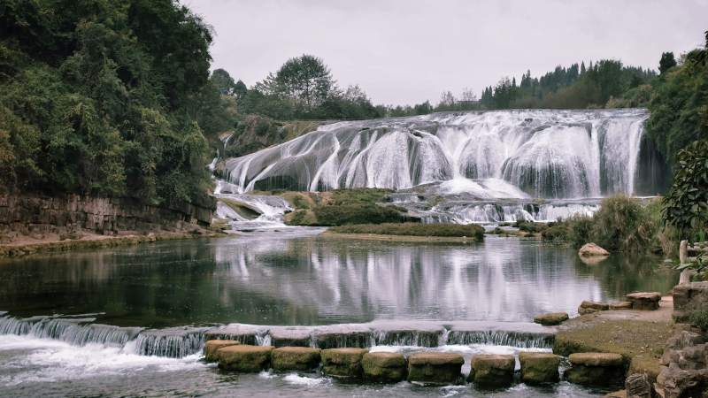 瀑布映水 绿树环绕--黄果树瀑布图片