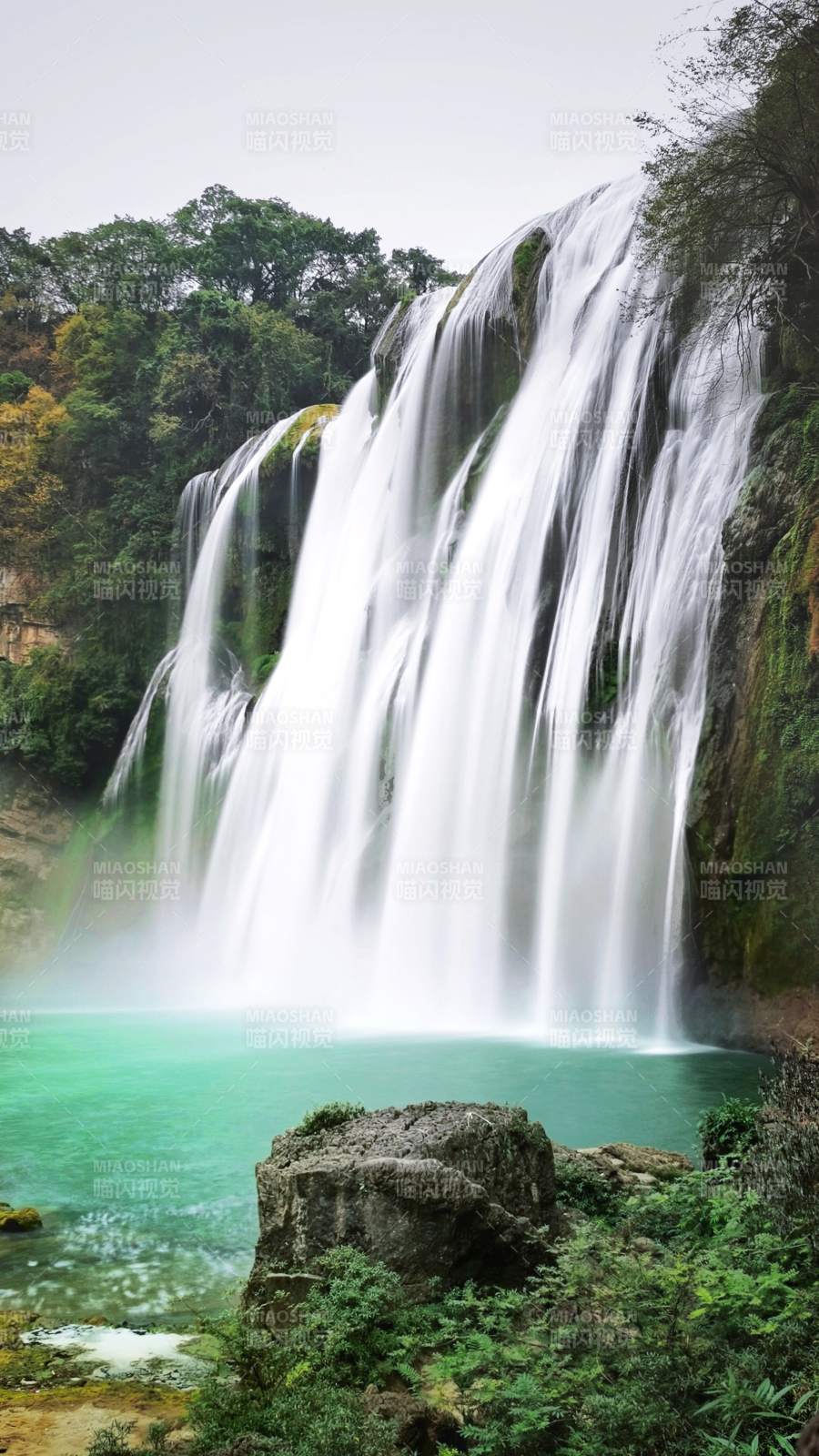 壮丽瀑布 碧水环绕--九寨沟图片