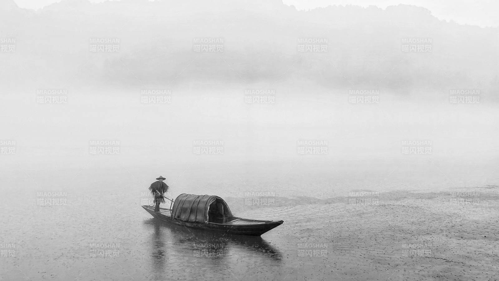 雾中独舟 静谧晨光图片